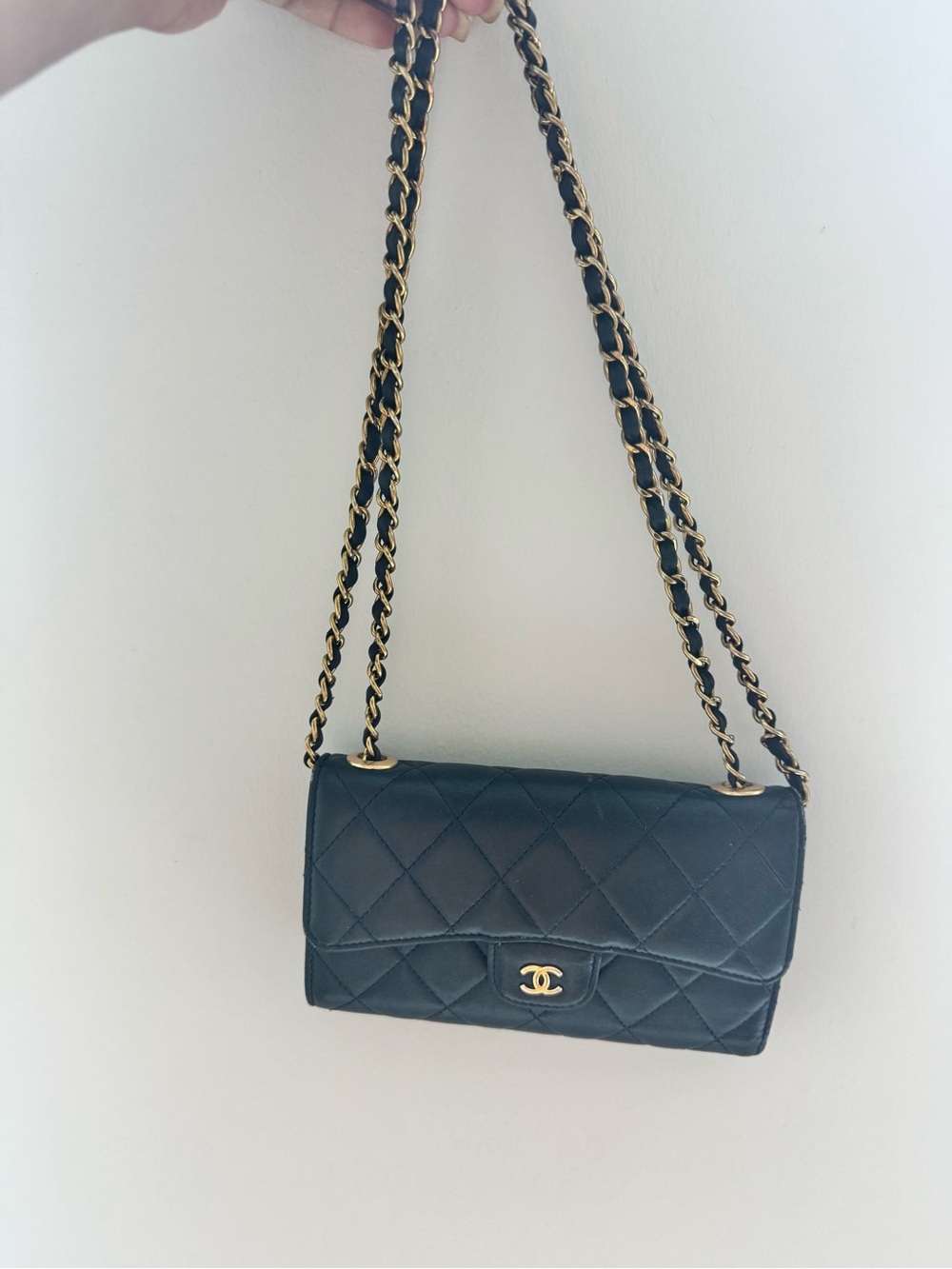 CHANEL Black Quilted Leather Shoulder Bag with Gold Chain